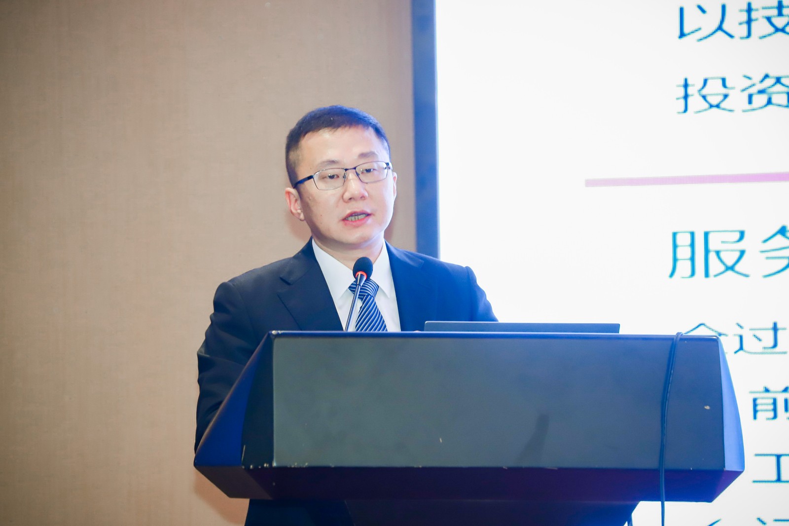 1638430452296944.jpg 203813730.jpg